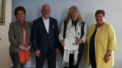 Große Freude über die Ehrung (v.l.): Angelika Flock (stellv. Bürgermeisterin ), Johann Vollmayr (Vorschlaggeber ), Hildegard Hudezeck und Andrea Jochner-Weiß (Landrätin). (Foto: Landratsamt)
