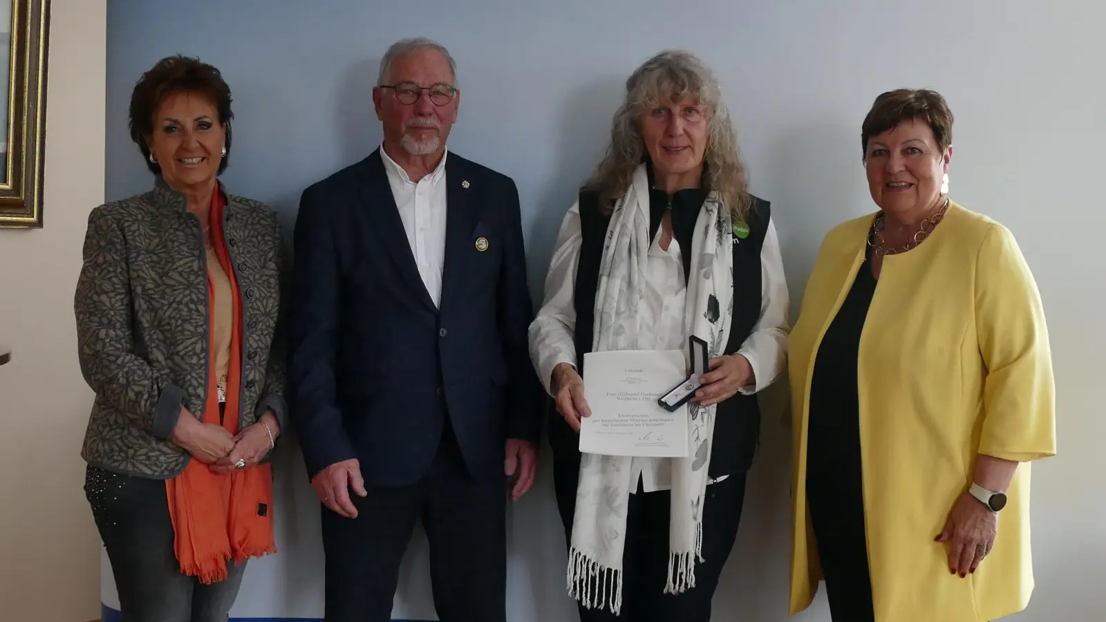 Große Freude über die Ehrung (v.l.): Angelika Flock (stellv. Bürgermeisterin ), Johann Vollmayr (Vorschlaggeber ), Hildegard Hudezeck und Andrea Jochner-Weiß (Landrätin). (Foto: Landratsamt)