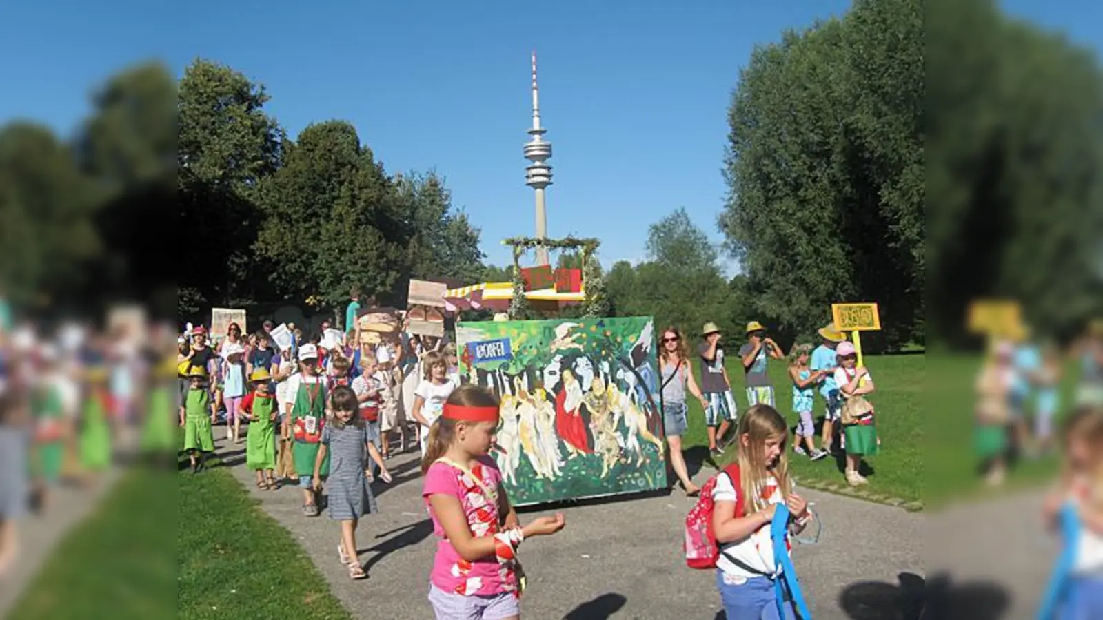 Bildunterschrift(en): Zum Abschluss der Spielstadt sammelten sich alle zum traditionellen Umzug durch den Olympiapark.  (Foto: qs)