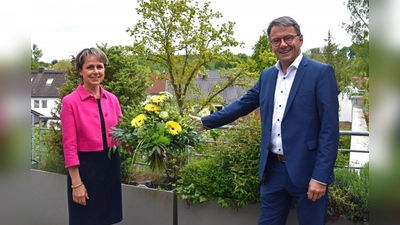 Landrat Thomas Karmasin überreicht seiner Stellvertreterin Marina Drechsler einen Blumenstrauß zum Geburtstag. (Foto: LRA FFB)