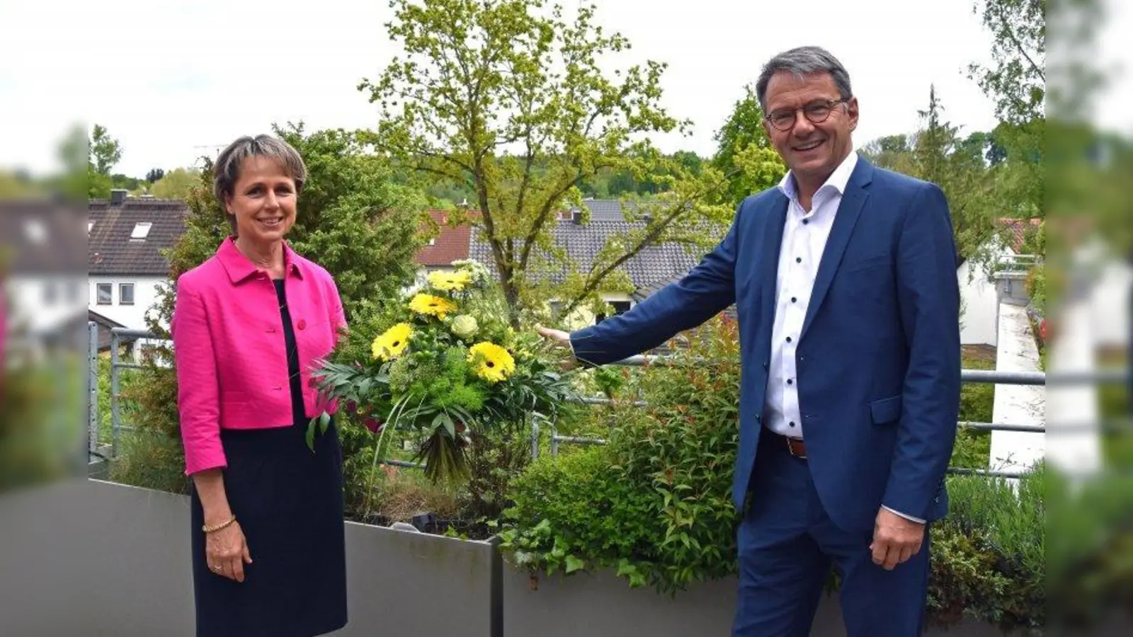 Landrat Thomas Karmasin überreicht seiner Stellvertreterin Marina Drechsler einen Blumenstrauß zum Geburtstag. (Foto: LRA FFB)