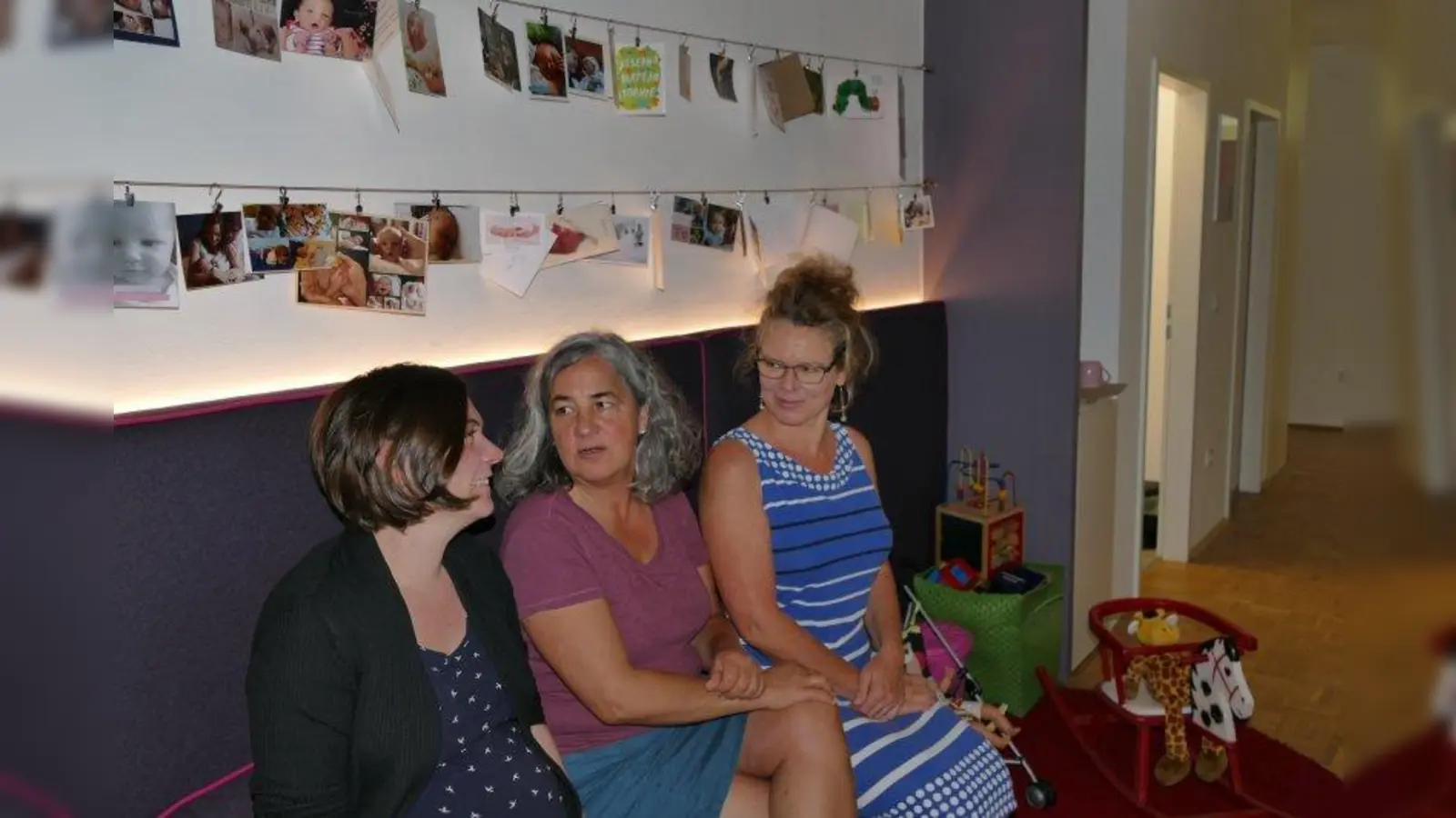 Im Eingangsbereich im ersten Stock sprechen (v.r.) Christine Zinsler und Susanne Braun mit Lucia Killius, die in wenigen Tagen ihr Baby erwartet. (Foto: ds)