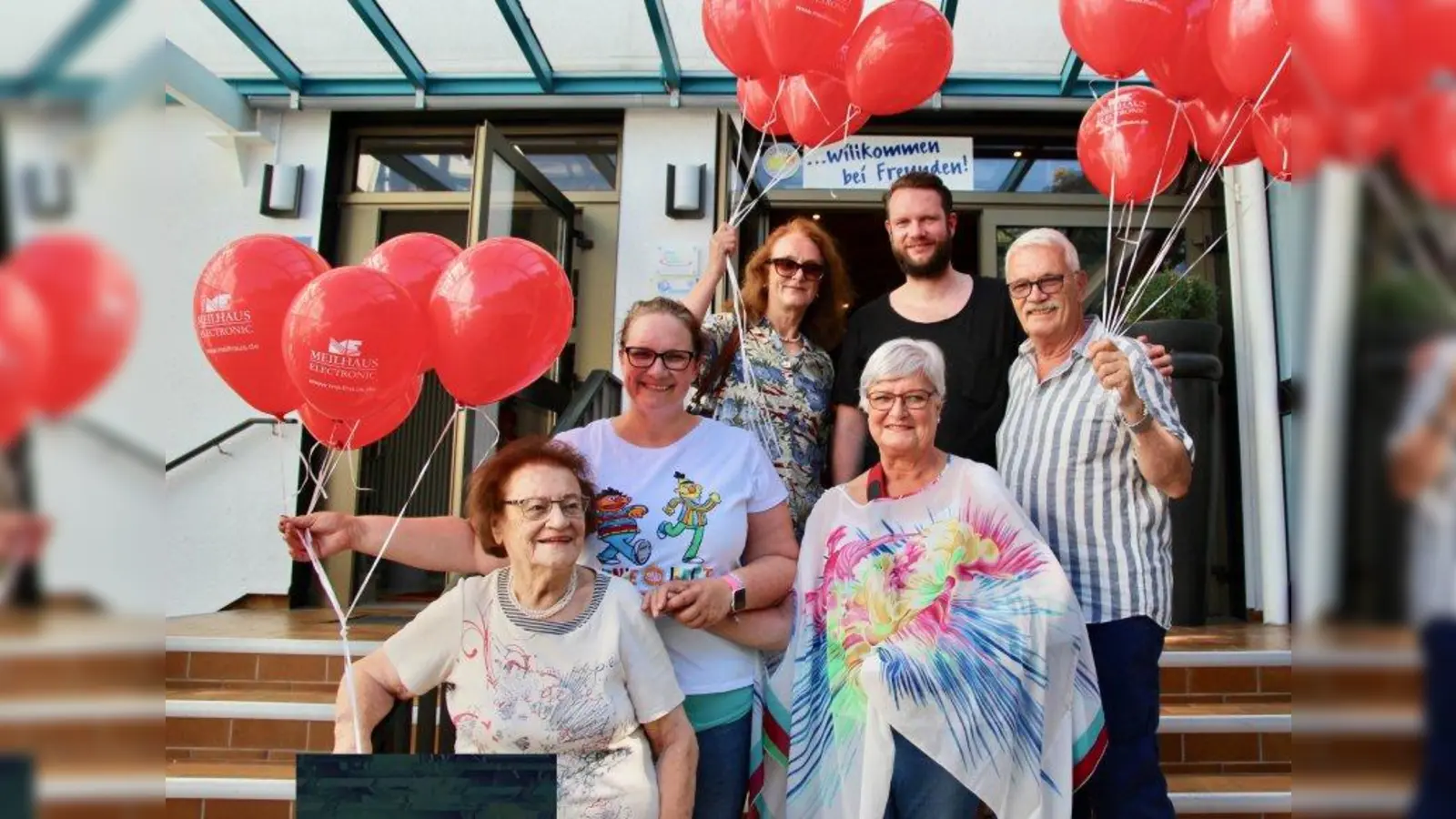 Das Kermess-Schmankerlfest für Familie, Freunde und Partner mit Gaudi und einer Benefiz-Aktion für den Mariensäule-Verein. V.l. Elfriede Kermeß, Marlene Helfer, Maria Osterhuber-Völkl vom Verein, Liebgard, Johannes und Hans Passian. (Foto: us)