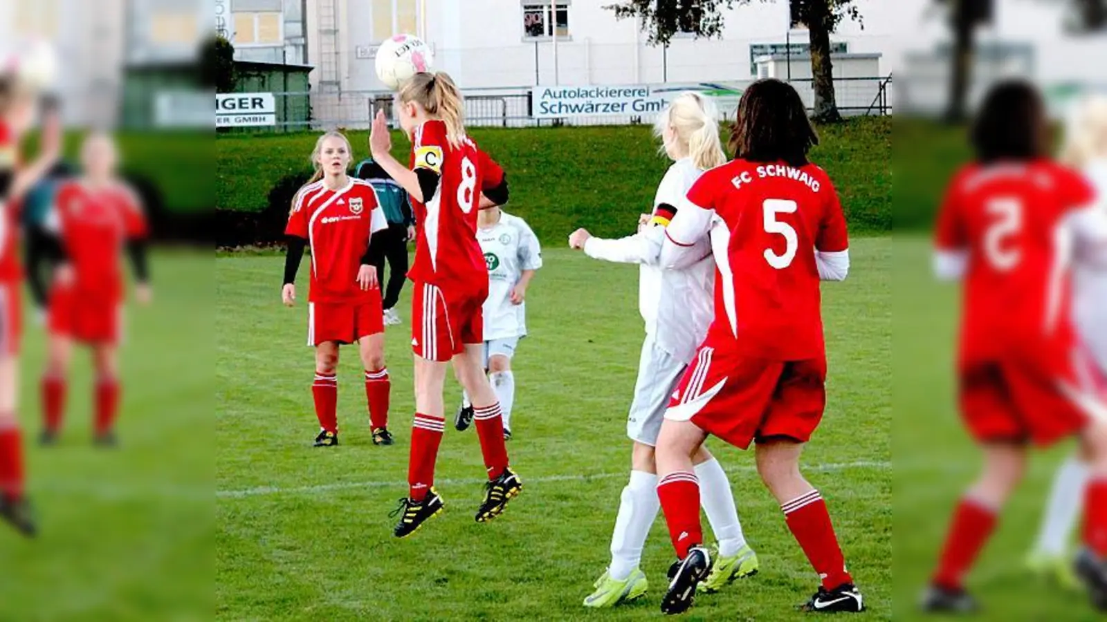Stark aufgespielt: Sandy Heilinger (Mi.), Sabrina Umkehr (re.) und Chrissie Lommer im roten Trikot.	 (Foto: Privat)