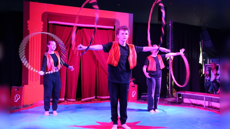 Ob Reifen, Ringe, Tücher, Bälle, Diabolos oder Seile: Die Kinder und Jugendlichen der Aktion Sonnenschein machten in allen Zirkusdisziplinen eine gute Figur. (Foto: bb)