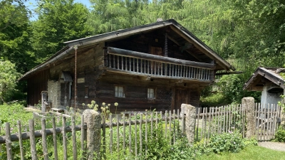 Das Bayerwaldhaus wurde 1760 errichtet und steht seit über 40 Jahren im Westpark. (Foto: Münchner Kreis für Volksmusik, Lied und Tanz e.V.)