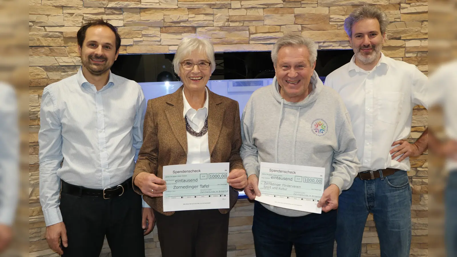 Heidrun Pfefferkorn (Mitte links) und Gerhard Wolf (Mitte rechts) freuten sich über die großzügigen Zahngold-Spenden der Zahnärzte Dr. Werner Georg Rauh (links außen) und Dr. Siad-Matthias Abdin-Bey (rechts außen).  (Foto: Pernsteiner)