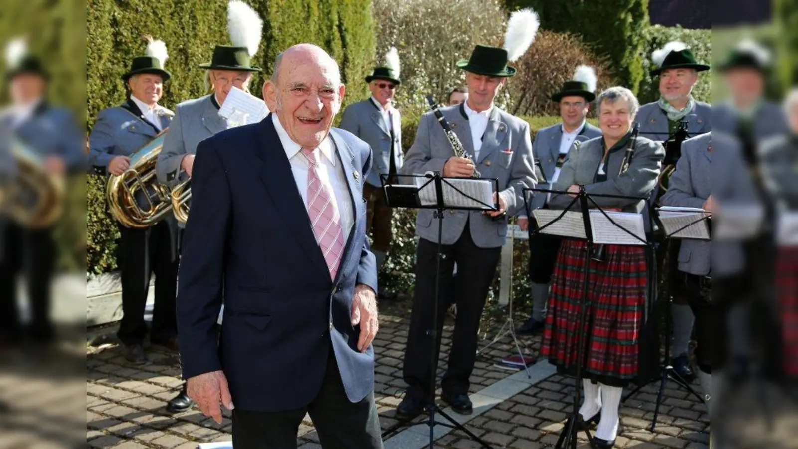 Die Freude am Leben sieht man Alois Kufer an. Im Kreise seiner Liebsten feierte er seinen 85. Geburtstag. Er wurde an seinem Ehrentag von der Traubinger Blaskapelle überrascht. (Foto: Höck)