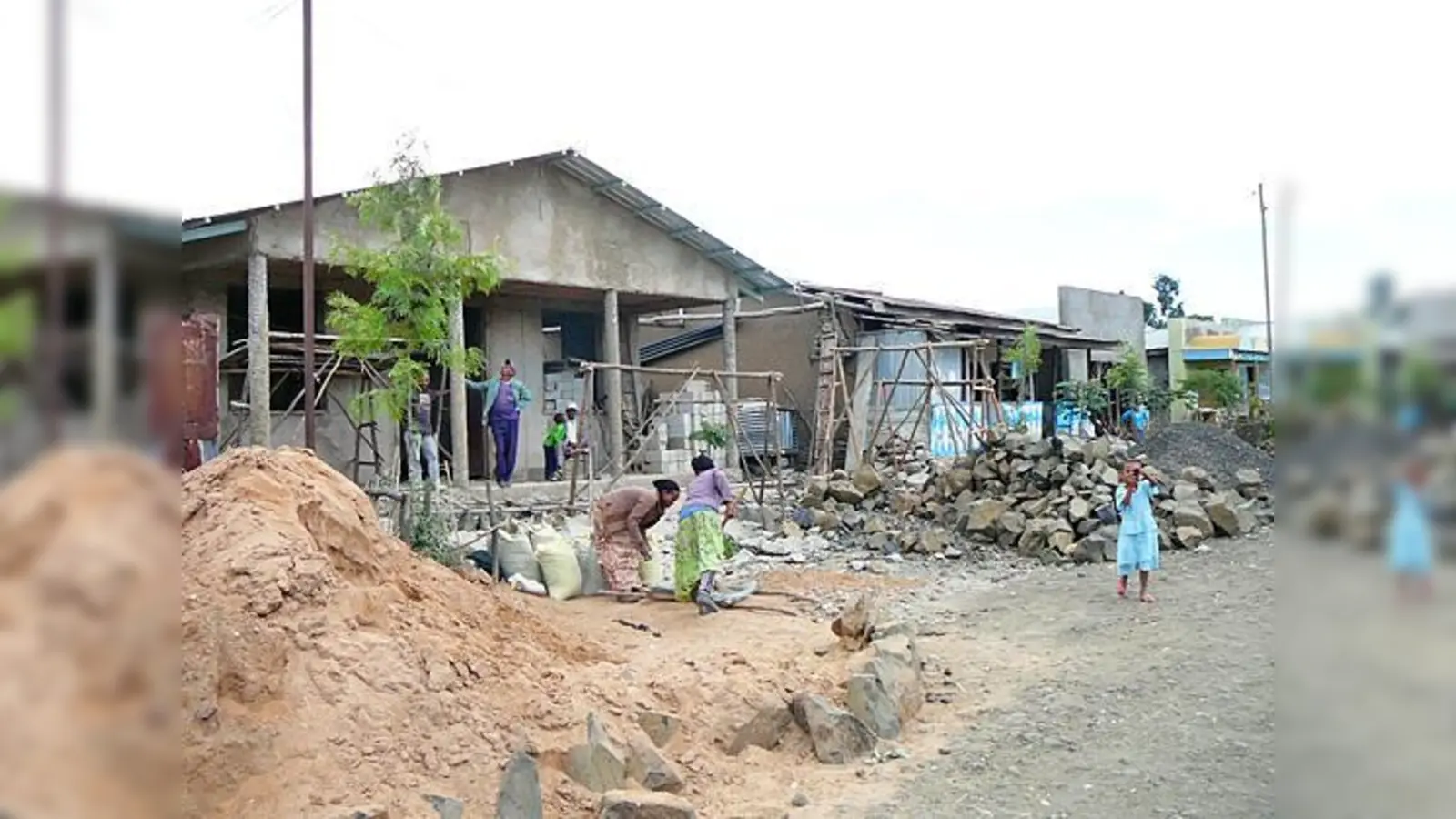 Im Mai wird die neue Bücherei in Alem Katema eingeweiht. Hier zu sehen: Bauarbeiten an der Bibliothek im Oktober 2011.	 (Foto: privat)