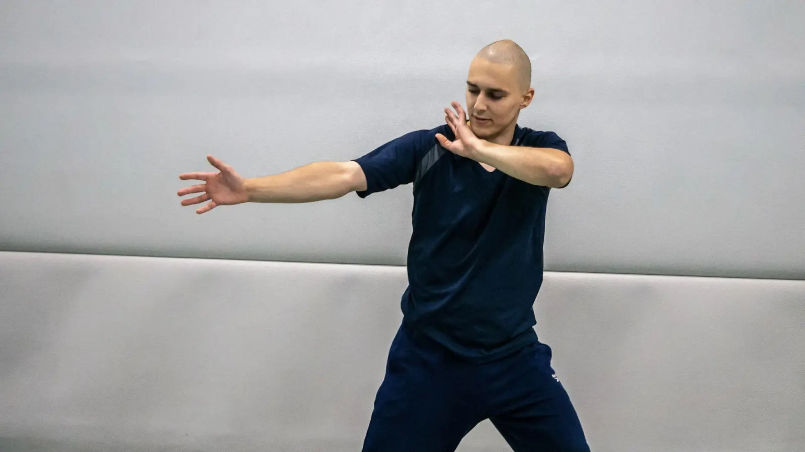 Sebastiano Intili ist Meister der Shaolin Association Germany. Er zeigt den Kursteilnehmern, wie sie Körper und Geist durch weiche Bewegungen und Atemtechniken positiv beeinflussen können. (Foto: Sportfreunde Harteck)