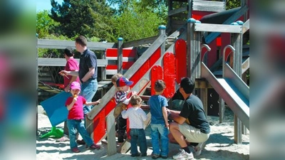 Beim Ramadama im Kindergarten Maria Himmelfahrt erhielt das Klettergerüst einen neuen Anstrich. Nun erstrahlt es in kräftigem Rot. (Foto: pi)