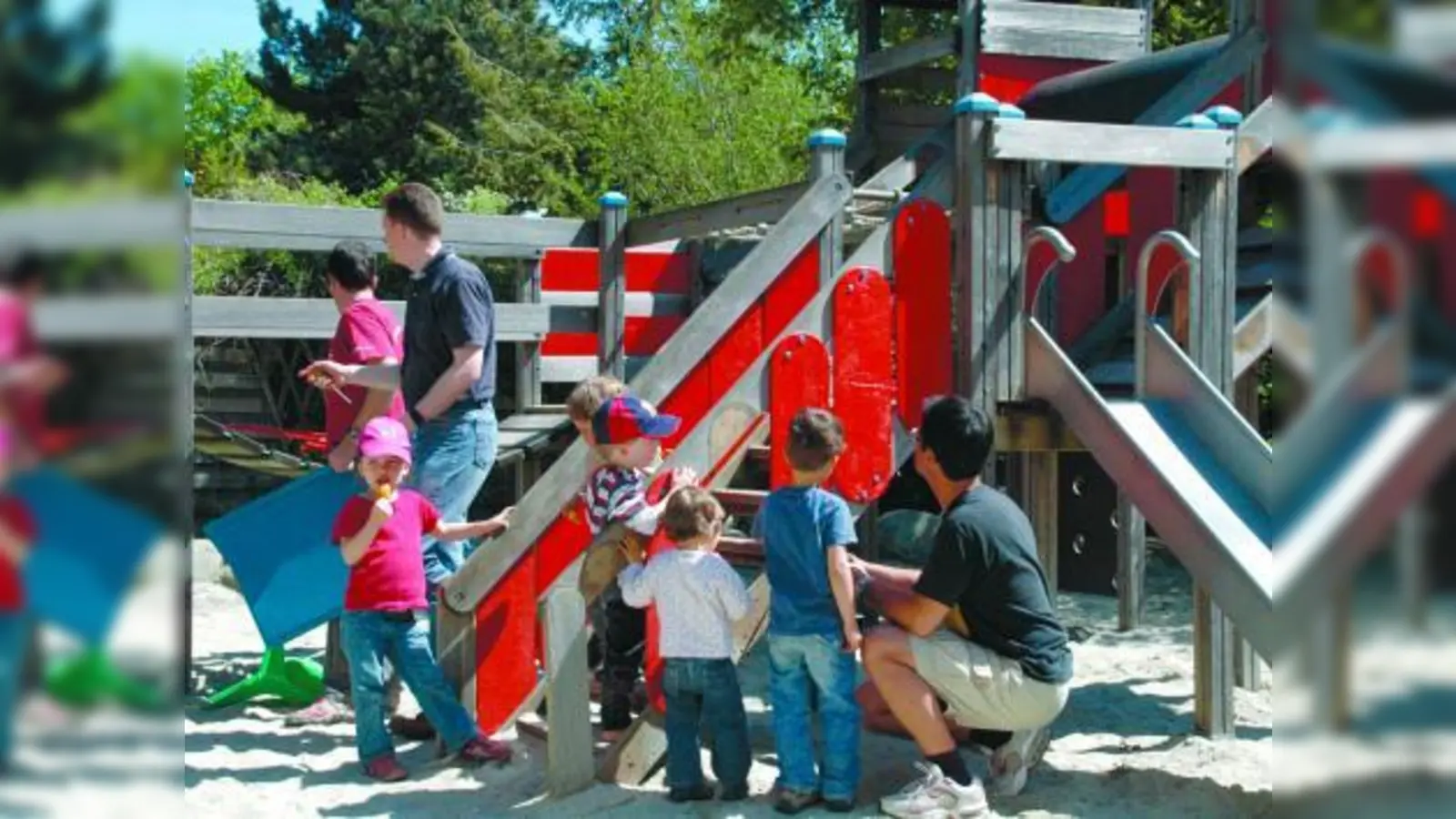 Beim Ramadama im Kindergarten Maria Himmelfahrt erhielt das Klettergerüst einen neuen Anstrich. Nun erstrahlt es in kräftigem Rot. (Foto: pi)