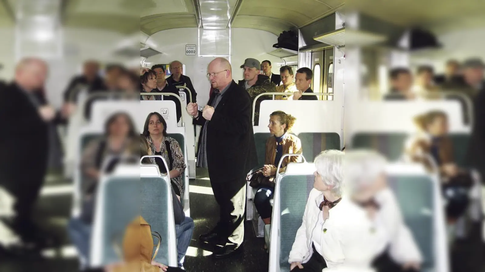 Im theoretischen Teil erfahren die Kursteilnehmer, wie sie sich in einer Ausnahmesituation  nicht nur in öffentlichen Verkehrsmitteln  richtig verhalten.	 (Foto: VA)