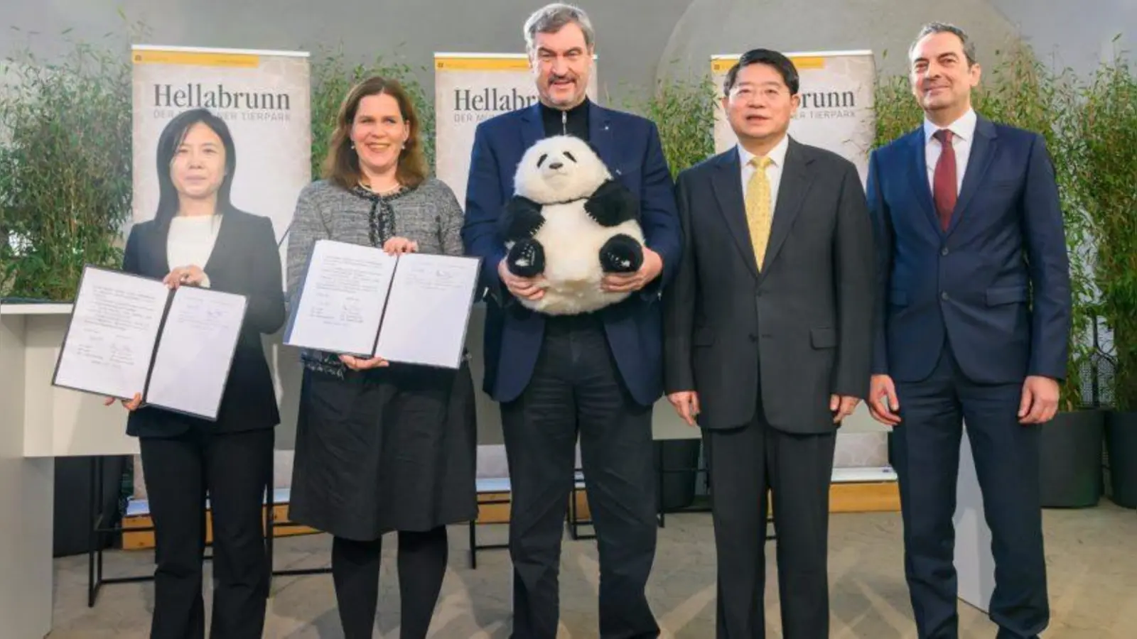 Gaben den Startschuss für die Panda-Anlage (von rechts): Tierparkdirektor Rasem Baban, Botschafter Deng Hongbo, Ministerpräsident Markus Söder, Bürgermeisterin Verena Dietl und An Lidan (China Wildlife Conservation Association). Für Söder war der Tag „der Höhepunkt der bayerisch-chinesischen Diplomatie.” (Foto: Joerg Koch / Bayerische Staatskanzlei)