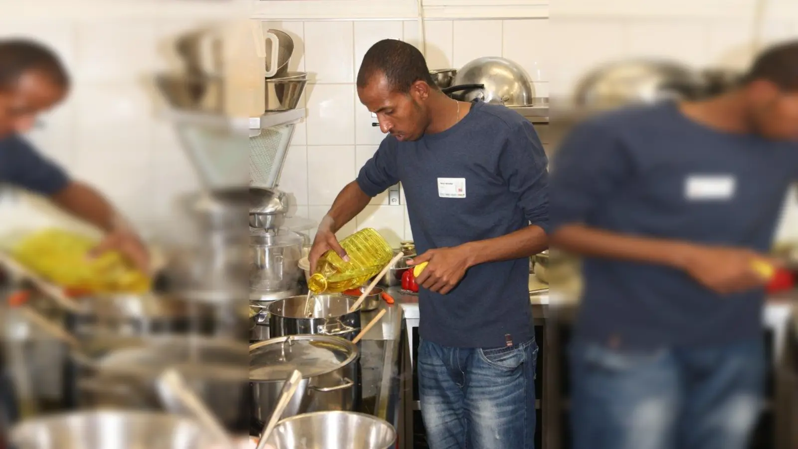 Simon aus Eritrea braucht Öl, um sein Fleisch anzubraten. Es entsteht ein Dip für das traditionelle Injera, das landestypische Sauerteigbrot. (Foto: job)
