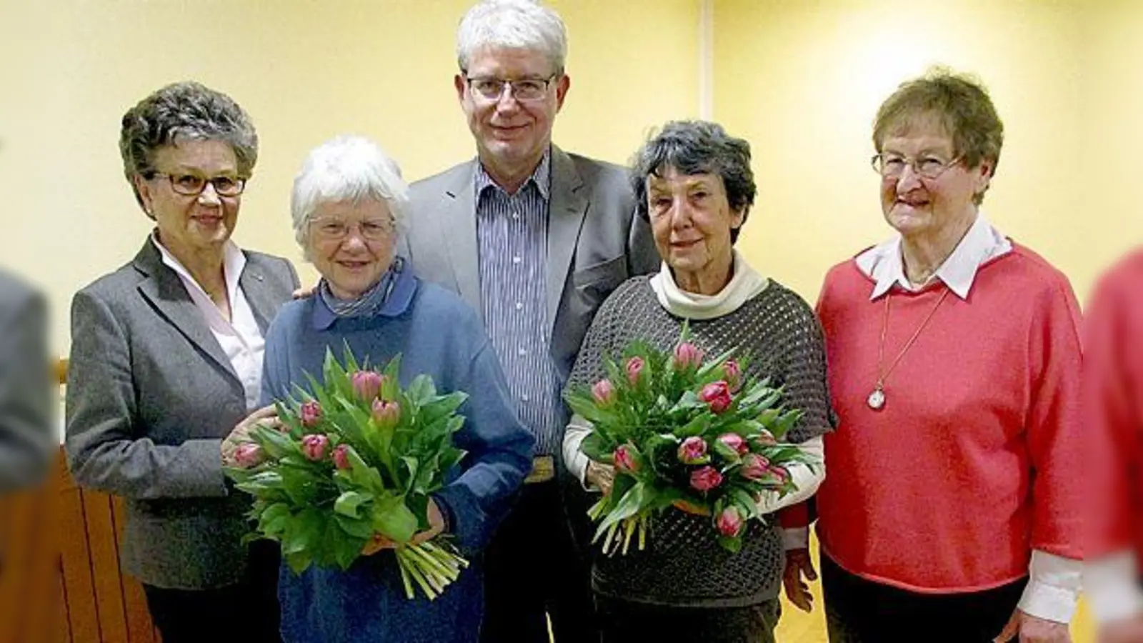Inge Eckstein ( 2. v.l.) wurde für 25 Jahre und Elfriede Modl ( 2.v.r.) für 20 Jahre ehrenamtlichen Tischdienst geehrt. Theresa Heil (r.) überreichte einen Blumenstrauß, (mitte) Heimleiter Klaus Stierstorfer und Organisatorin Rosemarie Sure (l.).  (F: priv.)