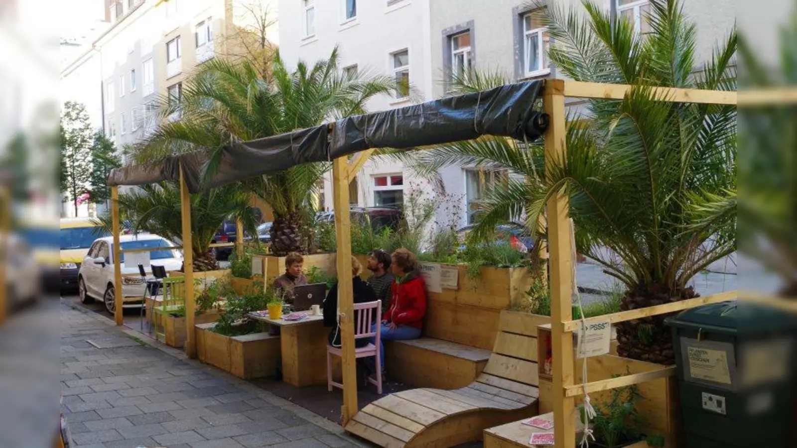 Die Macher von „Klimaherbst e.V.“ in der Parkstraße 18 freuten sich über das Parklet, das den Sommer über zum zweiten Büro wurde. (Foto: kö)