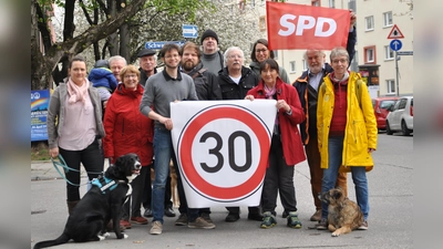 In der Lilienstraße gilt Tempo 30 - doch nicht alle Autofahrer halten sich daran. Die örtliche SPD fordert Maßnahmen gegen die Raserei. (Foto: Peter Martl)