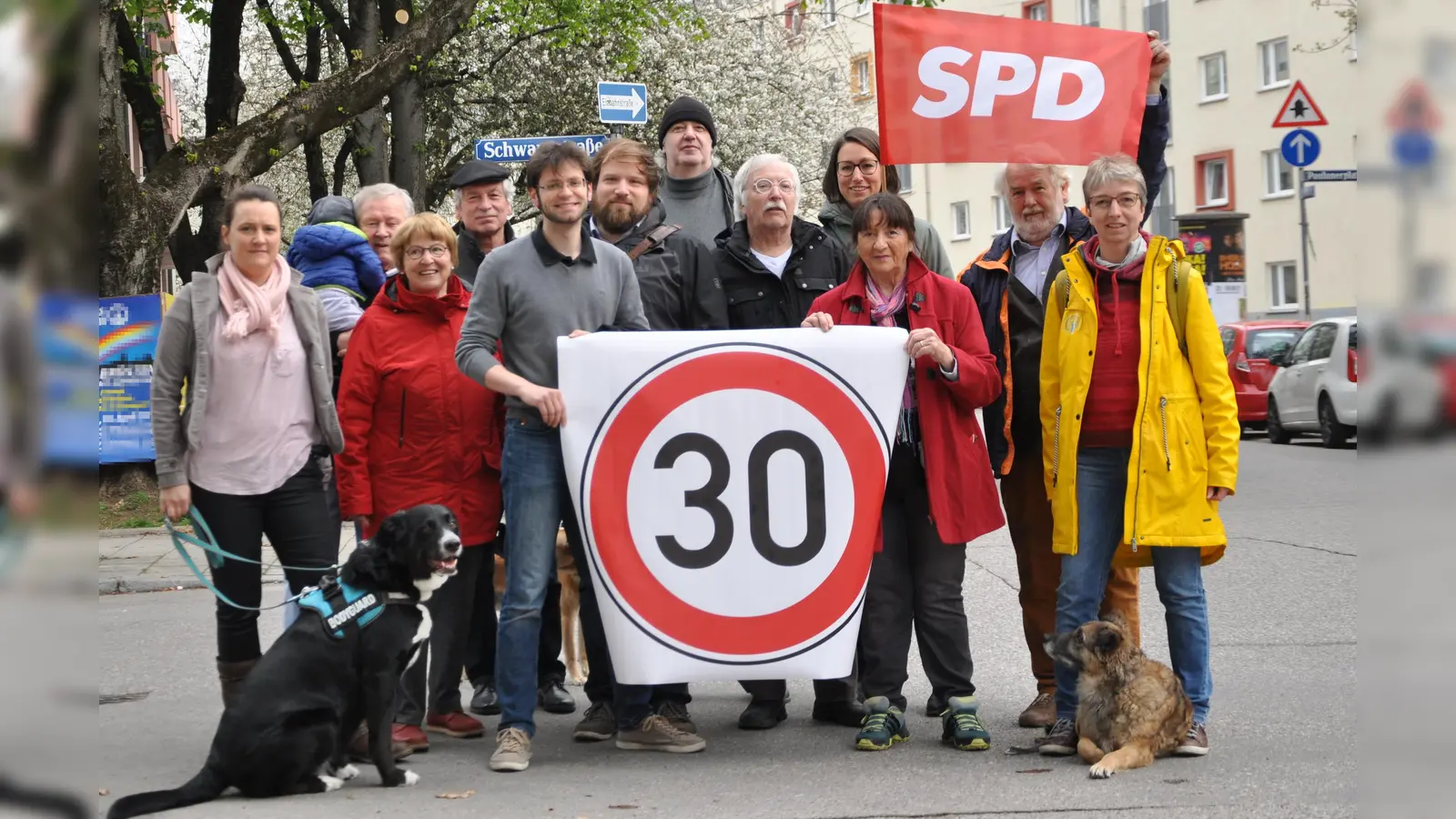 In der Lilienstraße gilt Tempo 30 - doch nicht alle Autofahrer halten sich daran. Die örtliche SPD fordert Maßnahmen gegen die Raserei. (Foto: Peter Martl)
