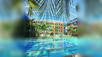 Das riesige Wellenbad begeistert Groß und Klein. (Foto: Therme Erding)