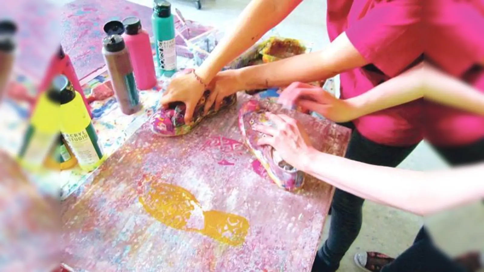 In der Künstlerwerkstatt sind der Kreativität keine Grenzen gesetzt.	 (Foto: VHS)