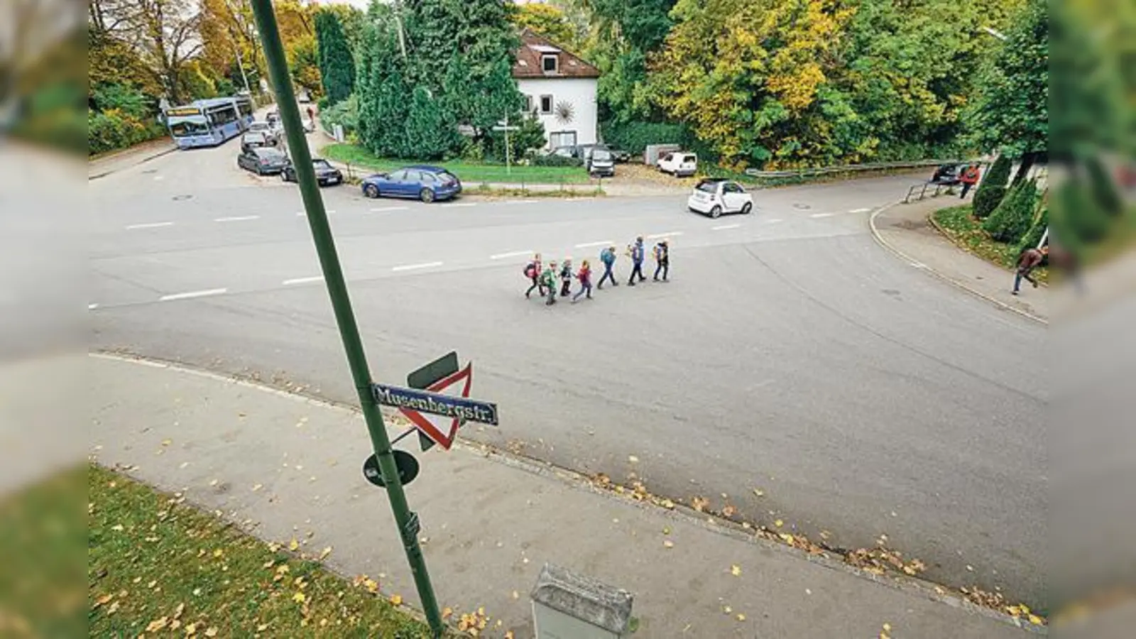Die Musenbergstraße ist überbreit und schwer einsehbar: Eine Mittelinsel soll die Situation nun entschärfen.	 (Foto: T. Jochim)