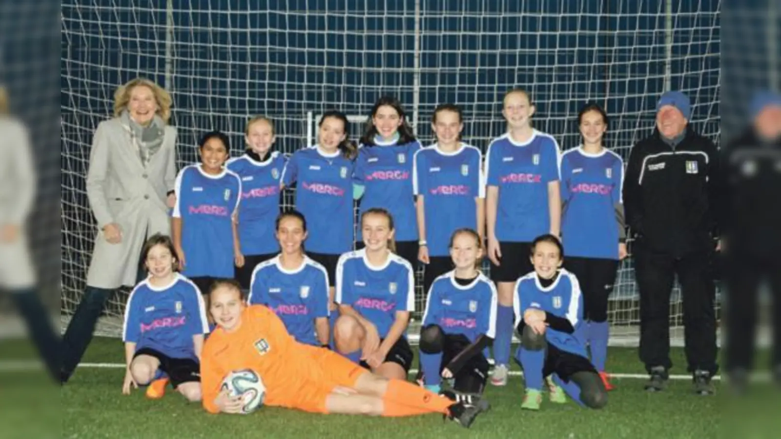 Die jungen Fußballerinnen vom TSV Hohenbrunn präsentieren stolz mit Dr. Claudia Syren und Trainer Alfred Rietzler die neuen Trikots.  (Foto: VA)