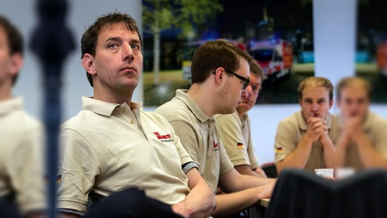 Der Münchner Arzt Adrian Roth vor dem Abflug des Team der Johanniter-Auslandshilfe ins Katastrophengebiet nach Nepal.	 (Foto: Johanniter / Paul Hahn)