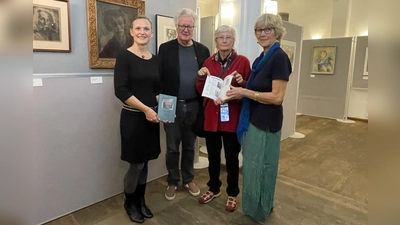 Catharina Geiselhart und Heinz Hellerer vom Kulturverein und Friedrike Hellerer, Kreisarchivarin, haben die Ausstellung auf die Beine gestellt. Die Initiative dazu kam von Alexandra Aichberger (Mitte). (Foto: pst)