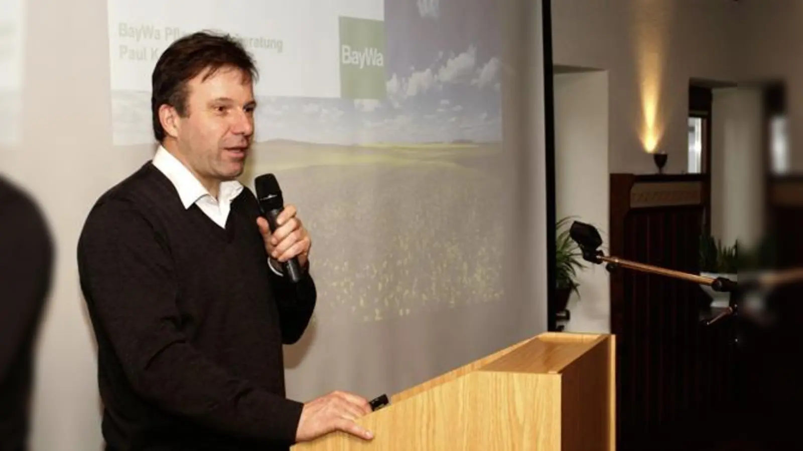 Die Preise geraten unter Druck, die Dokumentationspflichten werden mehr: Paul Kammerer vor der Erzeugergemeinschaft Qualitätsgetreide. 	 (Foto: kw)