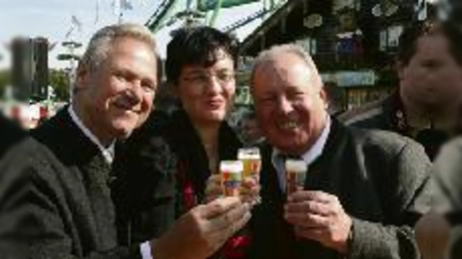 Ehrenwiesnrat Hermann Memmel, Bürgermeisterin Christine Stobl und Wiesnstadtrat Helmut Schmid (v. li.) ließen sich augenzwinkernd eine Beckstein-Maß schmecken.	 (Foto: ks)