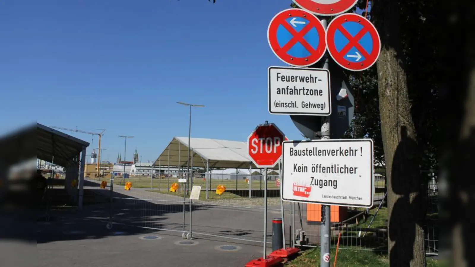 Die Sperrung der Theresienwiese für Veranstaltungen - kein seltener Anblick. Dies wirft die Frage auf: „Wem gehört die Theresienwiese”. (Foto: Detlef Straeter)