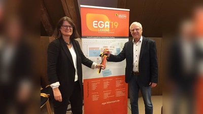 Angelika Obermayr und Walter Brilmayer bei der Übergabe des Staffelstabes. (Foto: Stadt Grafing)