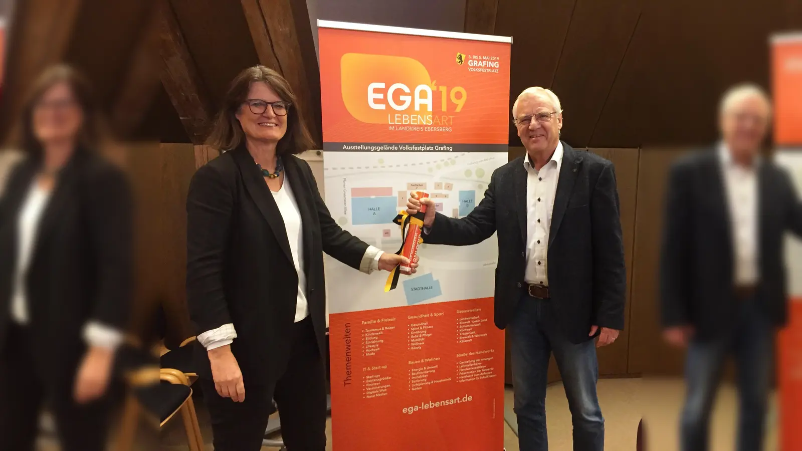 Angelika Obermayr und Walter Brilmayer bei der Übergabe des Staffelstabes. (Foto: Stadt Grafing)