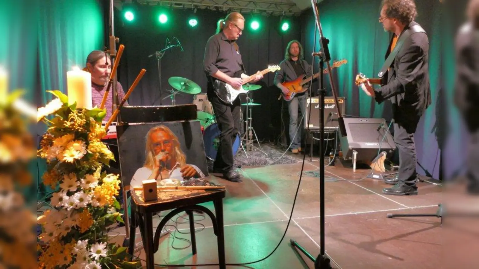 Westend-Jam im Kulturkeller: Hier war Lutz Röhmuß zuhause, entweder am Schlagzeug oder am Mischpult. Er wünschte sich eine „Abschieds-Jam”, zu der sich seine Freunde vier Tage nach seinem Tod trafen. (Foto: ds)