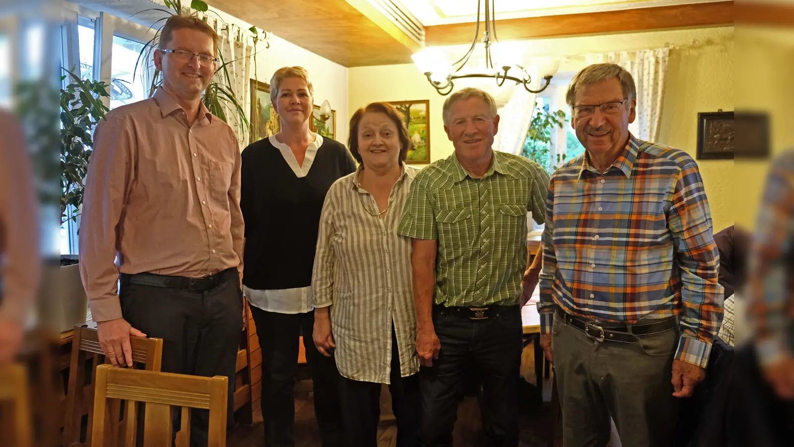 Neu gewählt (von links): Gerhard Niembs, Gudrun Drexel, Johanna Heinzinger und Manfred Spachtholz sowie Friedrich Drexler sind die neuen Vorstandsmitglieder beim Heimatpflegeverein. (Foto: Heimatpflegeverein)