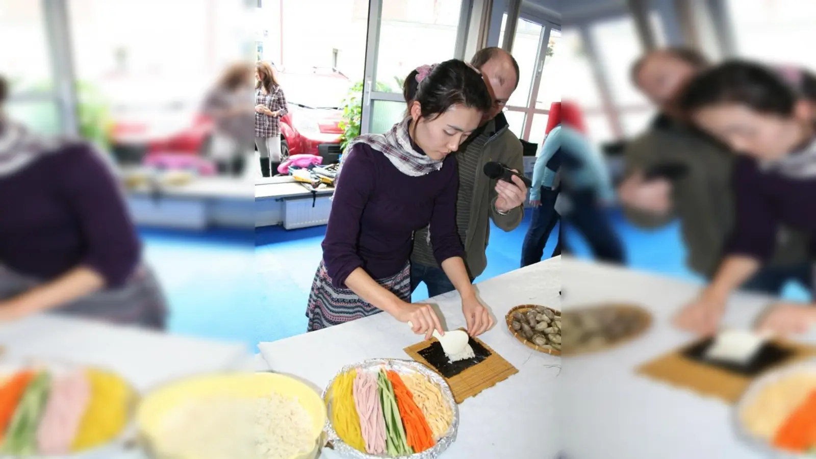 Yoojin Boo erklärt die Speisen. (Foto: Foto: Sus.Lorenz)