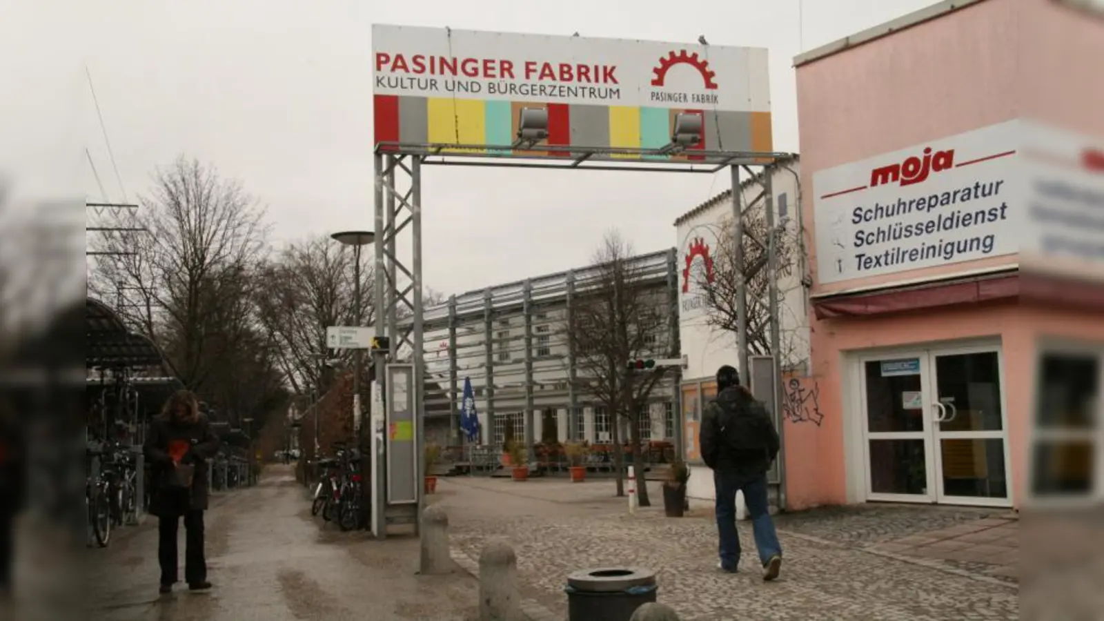 Zum Kultur- und Bürgerzentrum muss ein Wirt her, der auf das bestehende kulturelle Angebot mit Opernabenden und Vernissagen eingehen kann. Mit dem Restaurant „Storchenburg“ ist die Pasinger Fabrik bisher nicht gut beraten gewesen. (Foto: US)