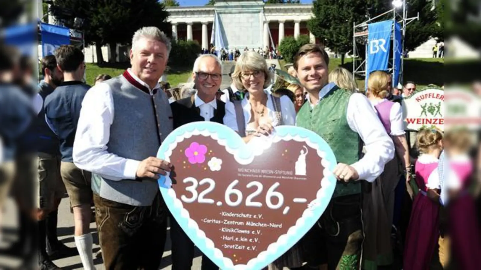 Oberbürgermeister Dieter Reiter, Prof. Dieter Grab (Frauenklinik Harlaching), Eva Hesse (Harlekin e.V.) und Dr. Florian Bauer (Kinderklinik Harlaching) bei der Scheckübergabe.	 (Foto: Marcus Schlaf)