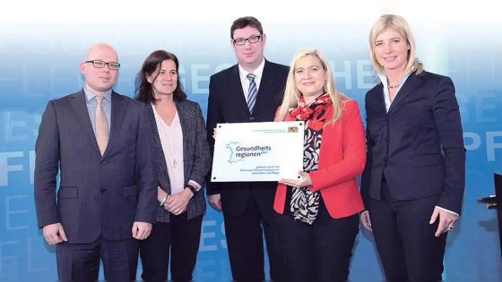 Bernd Freytag (Geschäftsstellenleiter), Daniela Widl (Landratsamt), Landrat Martin Bayerstorfer, Gesundheitsministerin Melanie Huml und Umweltministerin Ulrike Scharf bei der Übergabe des Förderbescheids.	 (Foto: Umweltministerium)