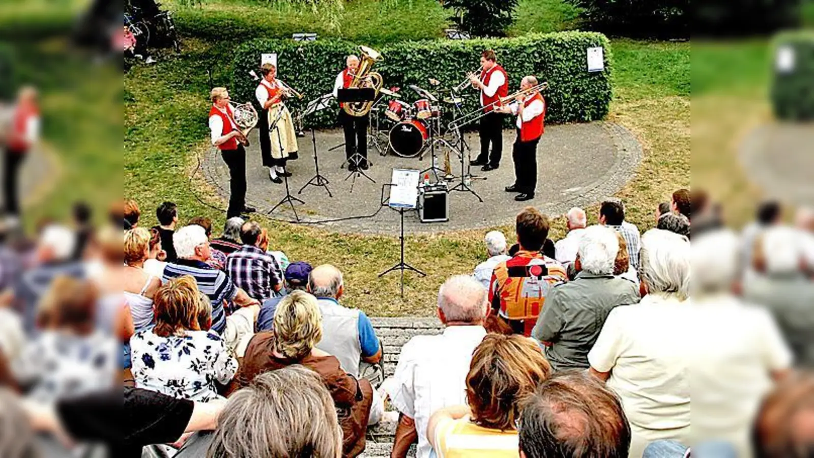 Mittlerweile Tradition: Die Serenade der Stadtkapelle Unterschleißheim im Valentinspark.	 (Foto: VA)