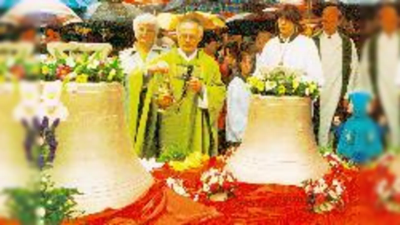 Pfarrer Hans Lindenberger ließ zwei Glocken für die St. Martinskirche gießen von denen die Martinsglocke das Motto der Pfarrei trägt: »Lasst uns nicht nur den Mantel, sondern das Leben teilen.«	 (Foto: Eva Speckner)