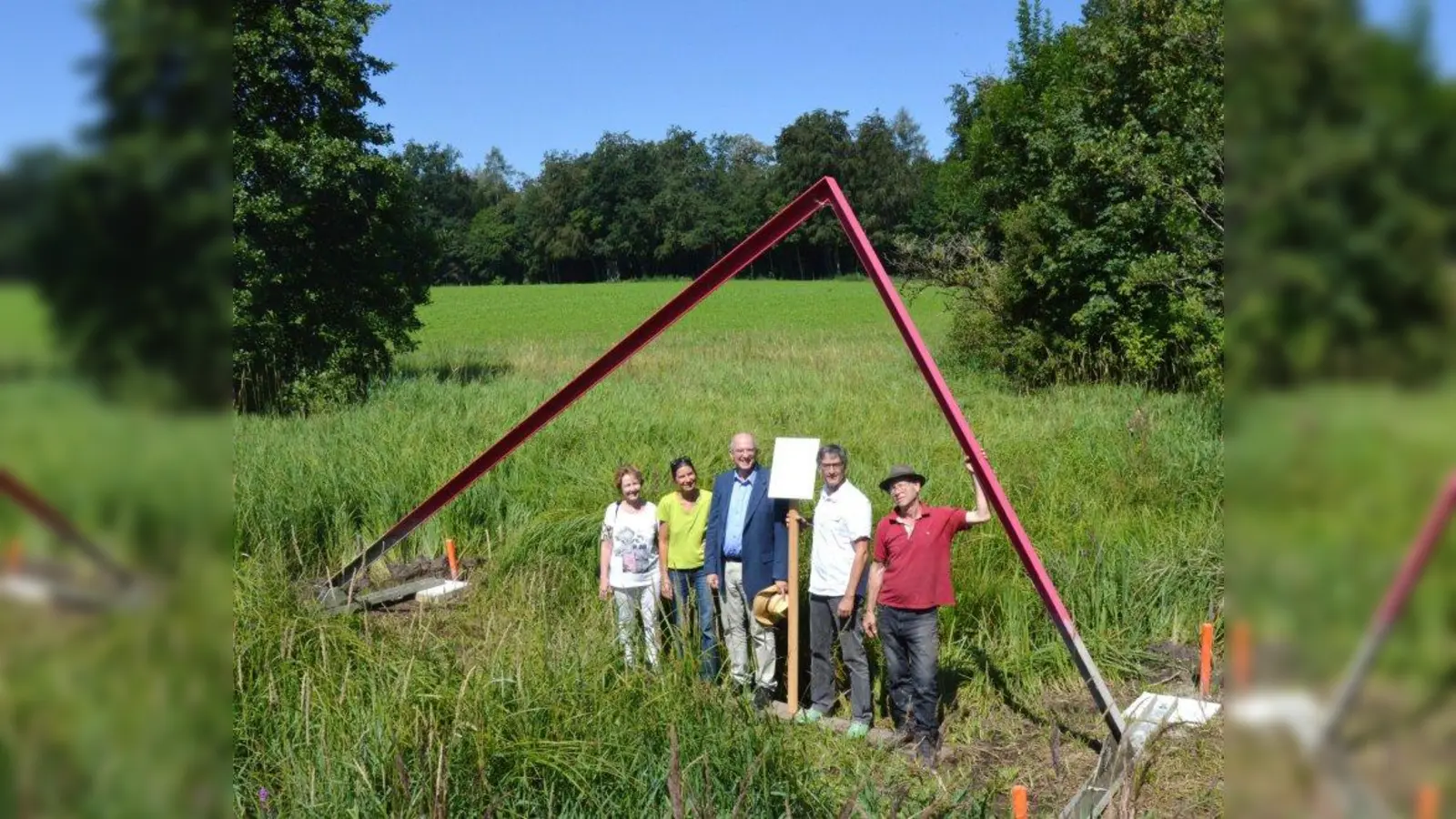 Gut angekommen: (v.l.) Monika Stöhr, musikalische Leiterin der Heinrich <br>Scherrer Musikschule, die Künstlerin Esther Balazs, Prof. Klaus Wollenberg, Kulturreferent der Stadt FFB, Museumsleiter Dr. Reinhard Jakob und Paul Lijsen, die rechte Hand beim Aufbau der Skulptur, freuen sich über das neue „Triangulum“ am Klangweg. (Foto: LRA FFB)