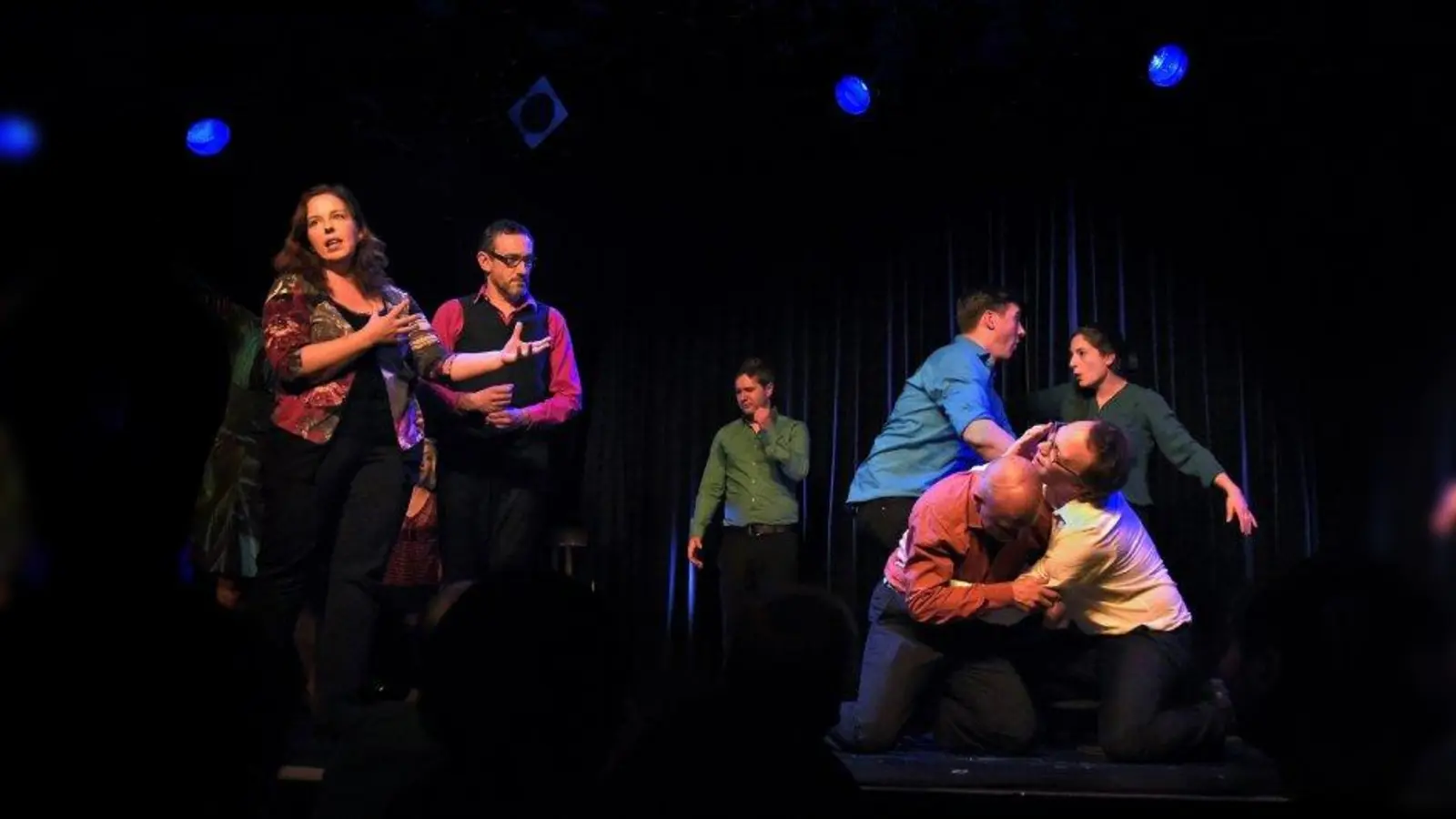 Eine Anekdote als Vorlage genügt, die dann von dem Ensemble des fastfood theaters aufgegriffen wird. (Foto: Volker Derlath/fastfood theater)