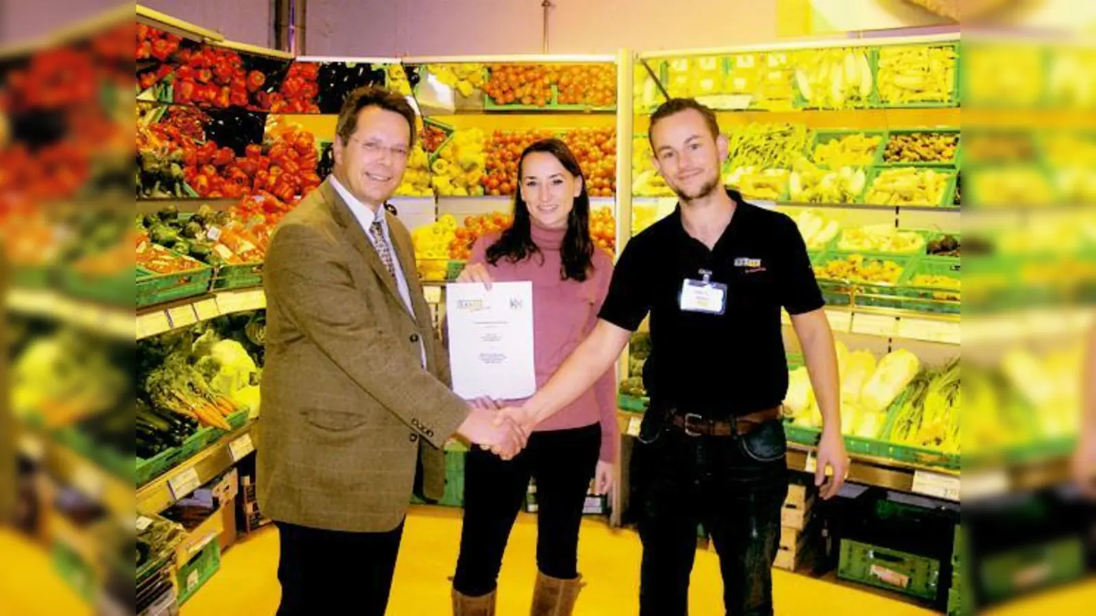 Der Schulleiter mit der Berufskoordinatorin und dem Marktleiter der Basic-Filiale.	 (Foto: privat)