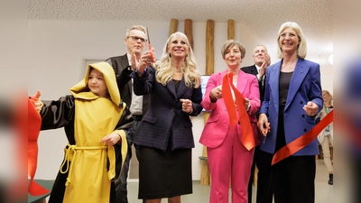 Sozialministerin Ulrike Scharf, die Vorsitzende des LVKM e.V. Konstanze Riedmüller, und Schirmherrin Karin Baumüller-Söder bei der Eröffnung des neuen Teilstandorts des integrierten Sozialpädiatrischen Zentrums (iSPZ) Hauner in München (von rechts). (Foto: StMAS/Nötel)