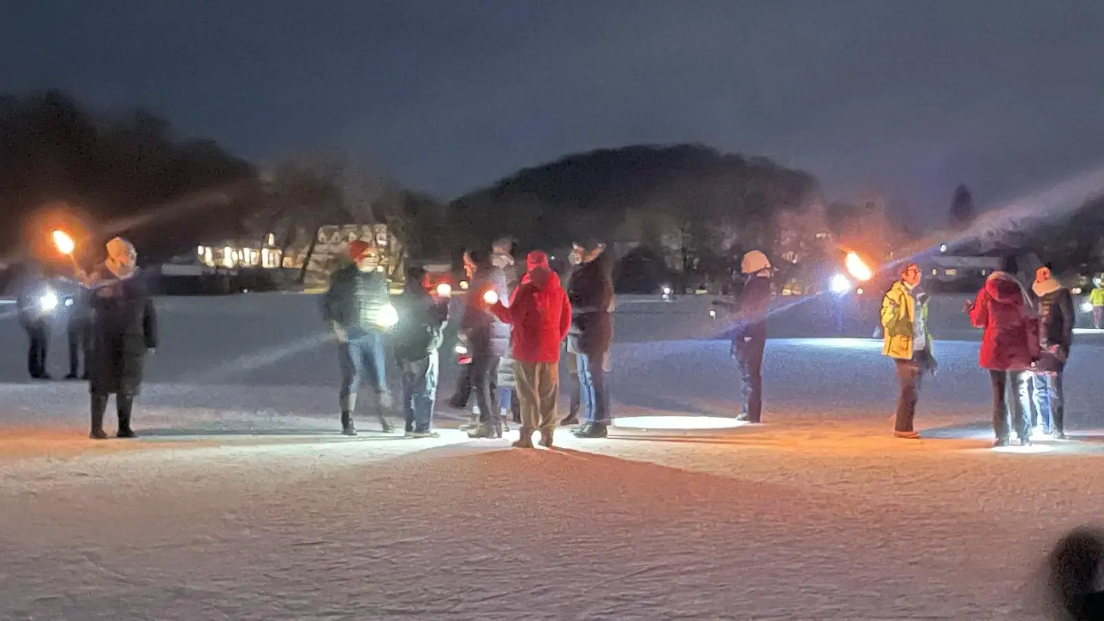 Mitten auf dem zugefrorenen Weßlinger See versammelten sich die Menschen zu einer Lichterkette. (Foto: pst)