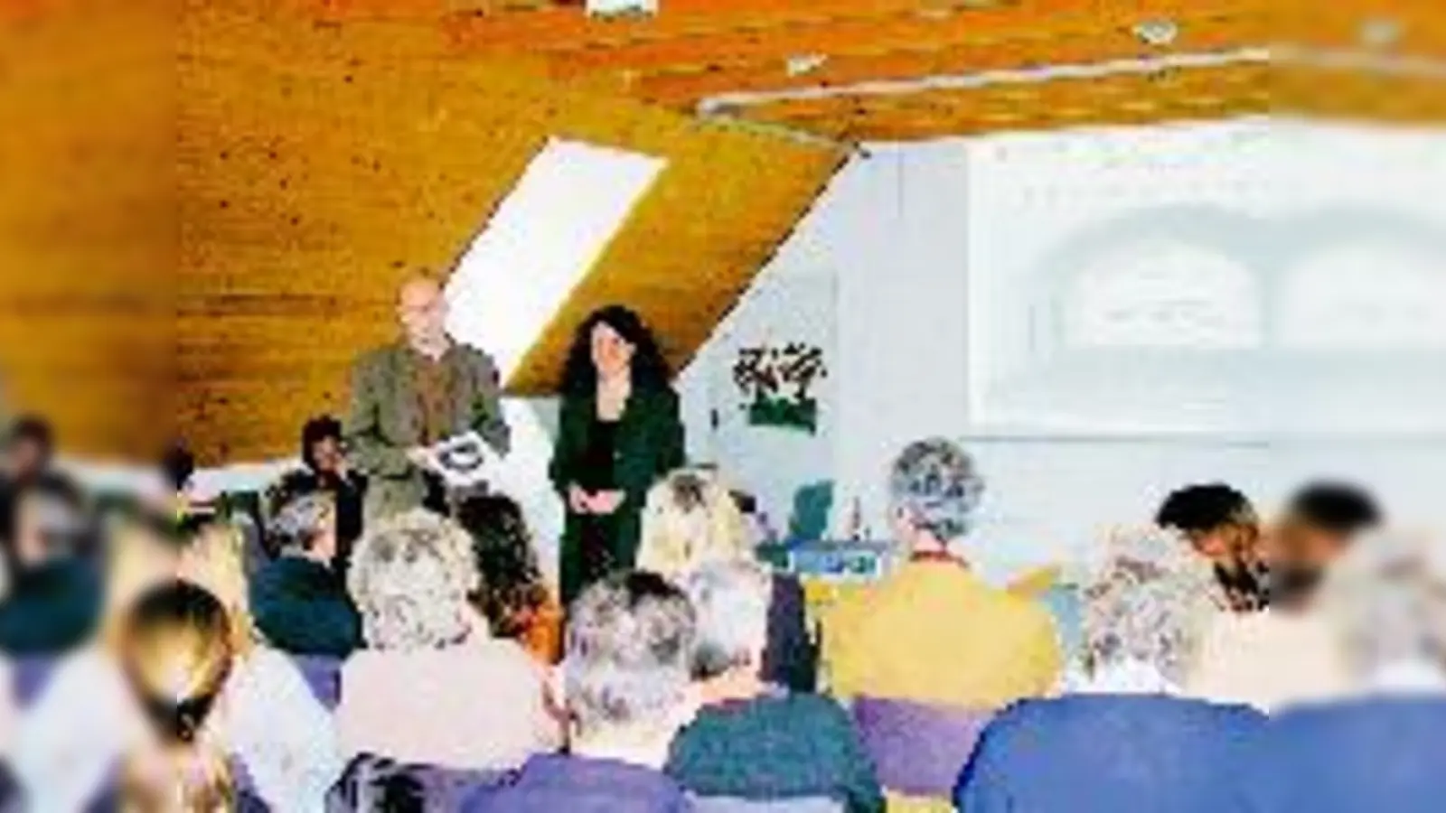 Cigdem Yoksulabakan und Anto Blazevic stellten ihre Studie dem Fachpublikum vor. Anschließend wurde über das Thema in einer Podiumsdiskussion kontrovers diskutiert.	 (Foto: ta)
