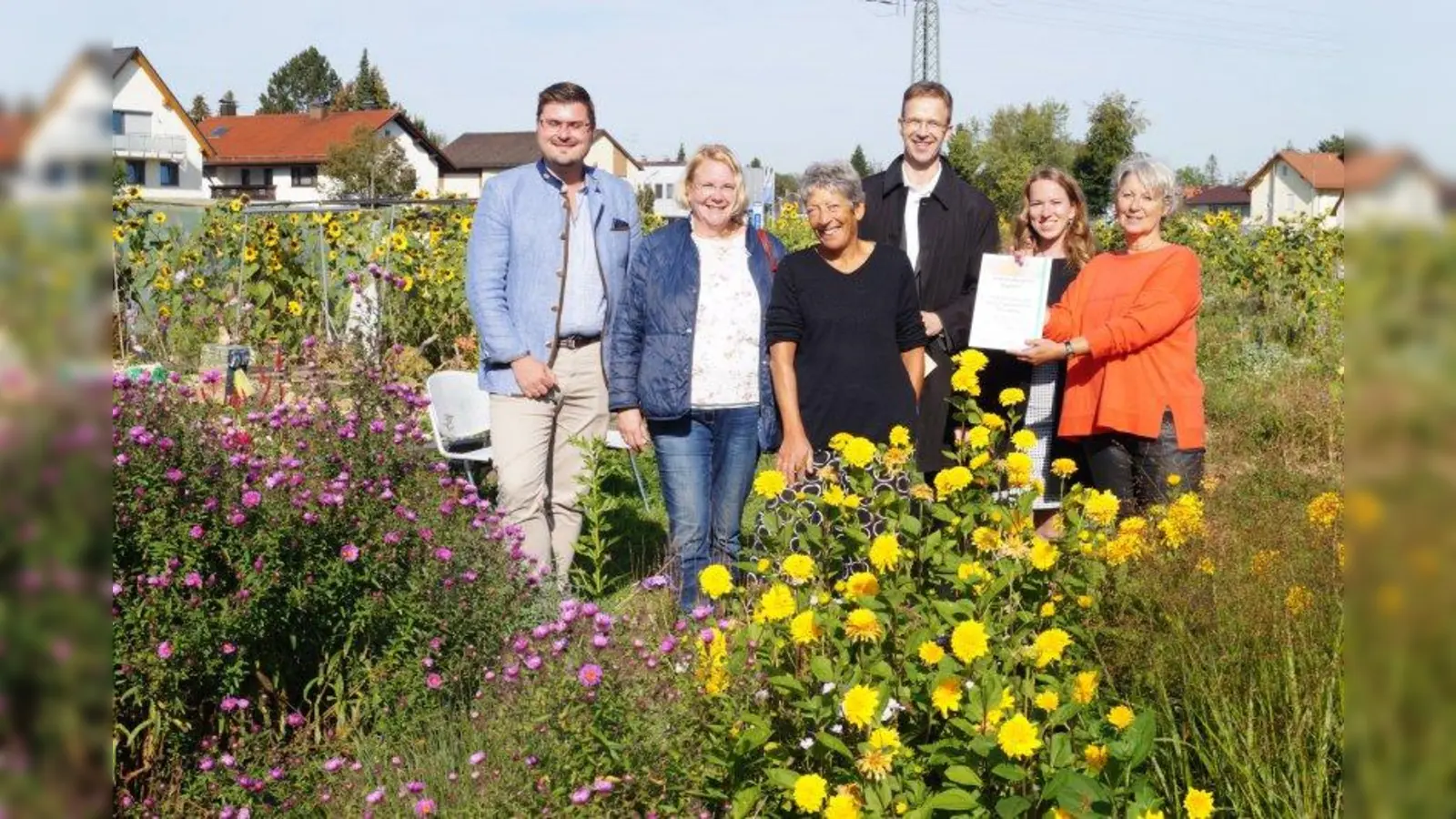 Bei der Übergabe der Auszeichnung bewunderten (von links) Sebastian Kriesel, Barbara Kuhn, Elisabeth Kraft, Michael Balk, Judith Lawrence und Renate Meschnark den üppig gedeihenden Garten. (Foto: pst)