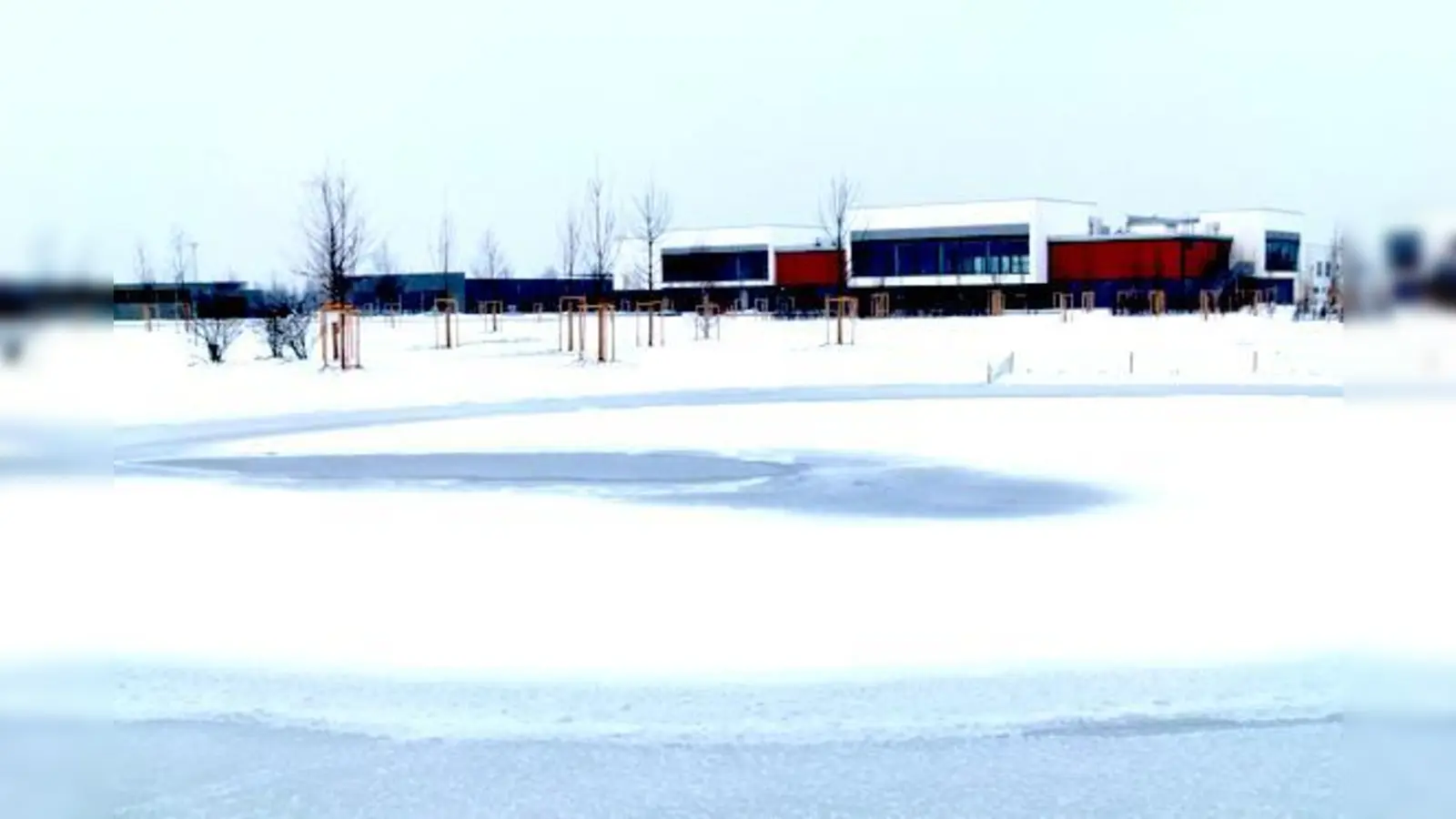 Der Teich im neuen Sport- und Freizeitpark wäre ideal geeignet für Eislaufen, Stockschießen oder Hockey  leider verhindert eine fehlerhafte Technik das Zufrieren der 2000 Quadratmeter Eisfläche.  (Foto: bb)